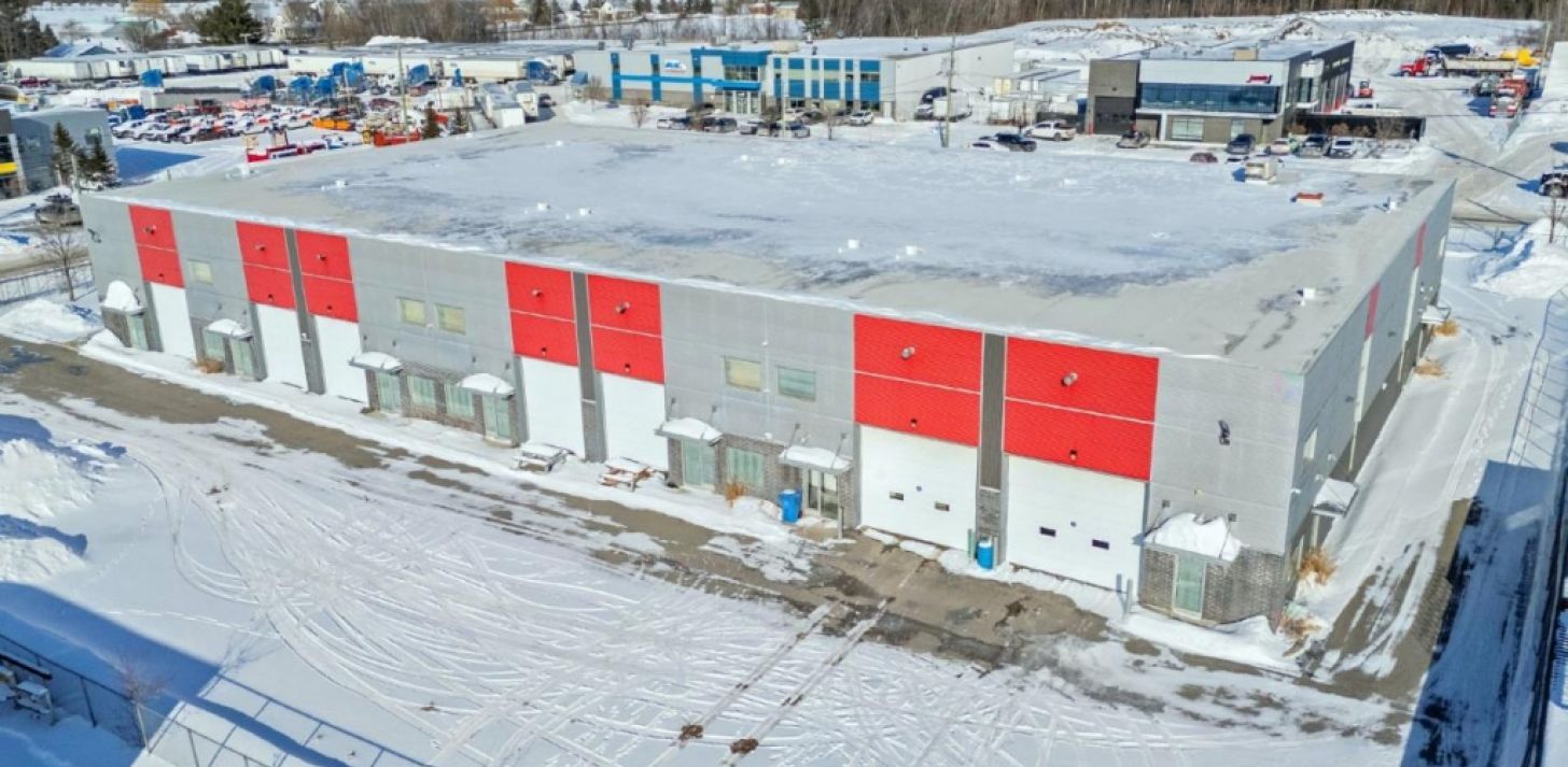 Immense entrep&ocirc;t subdivisible Quartier industriel Mirabel - &Agrave; vendre