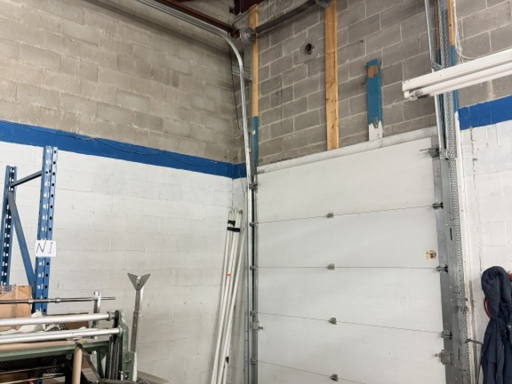 Espace industriel bien situ� avec 7 quais de chargement 