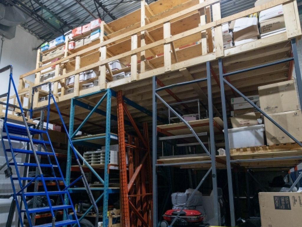 Industrial space for rent | Laval | 2,360 sq. ft. 