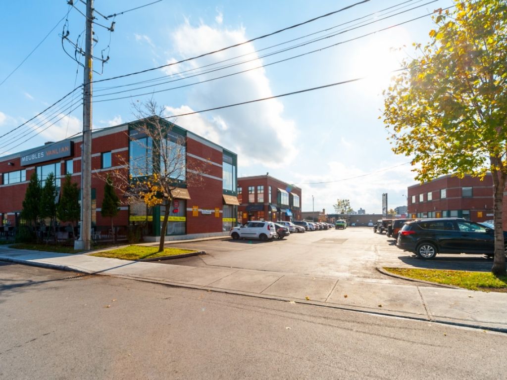 LOCAL COMMERCIAL � LOUER 1250 PIED CARR�S