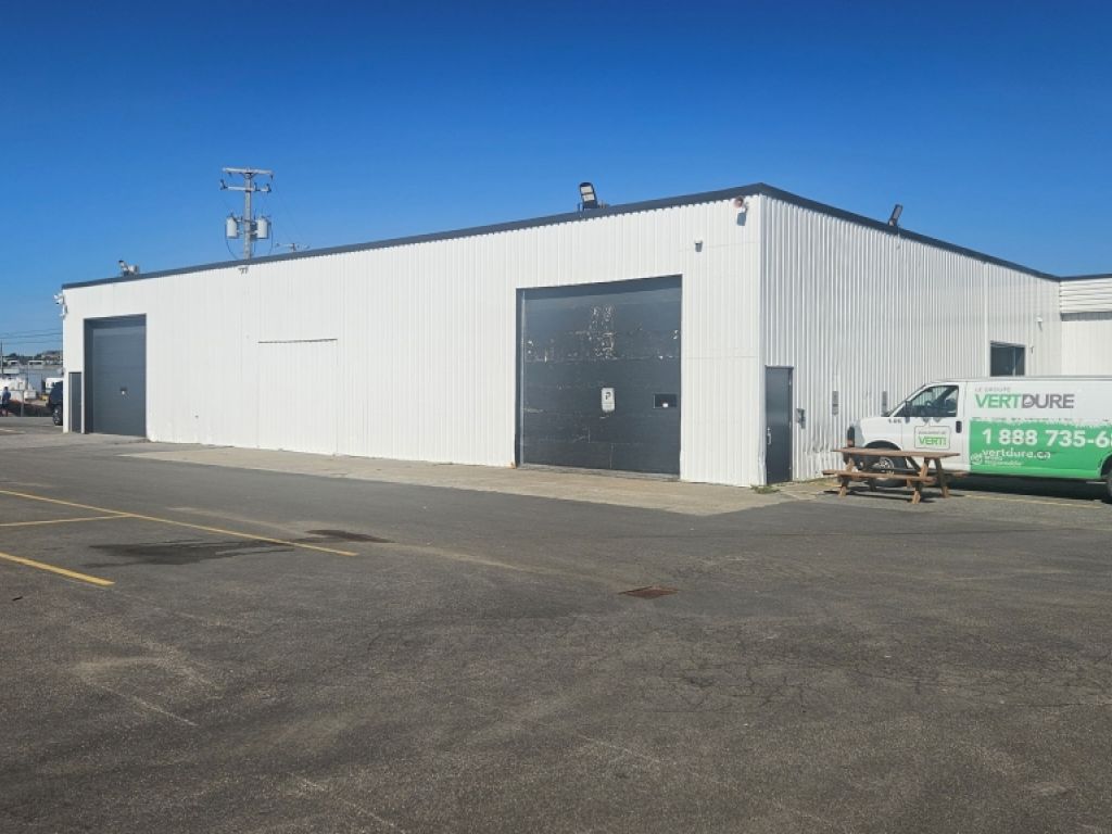LOCAL SECTEUR MONTMORENCY AVEC PORTE DE GARAGE