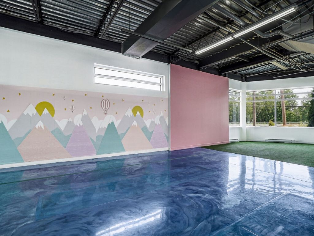 Commercial corner unit for Rent