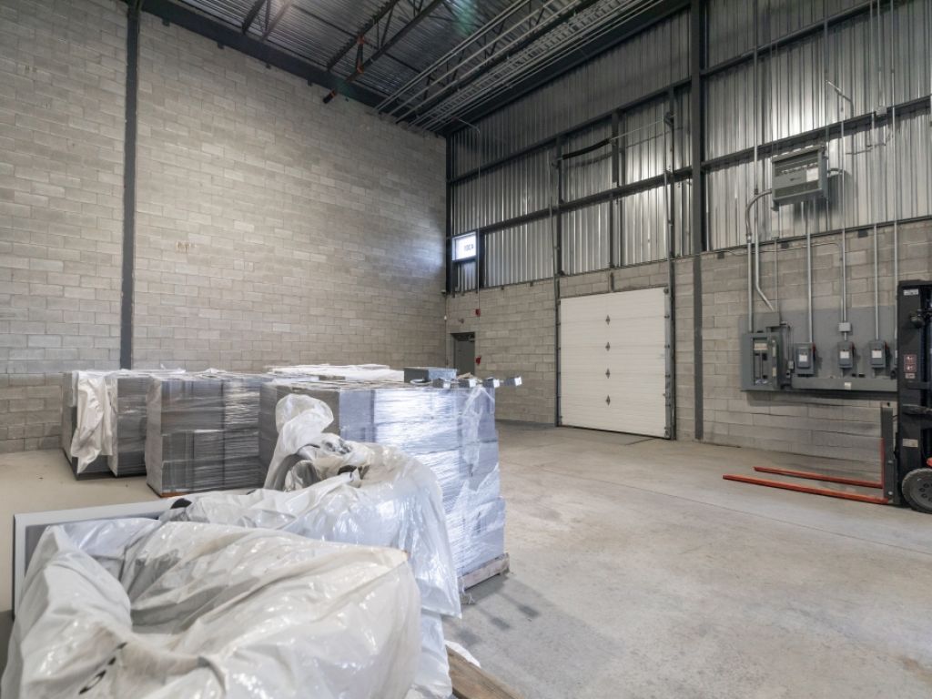 Local Industriel/Commercial � louer - Laval - 4280 pi2