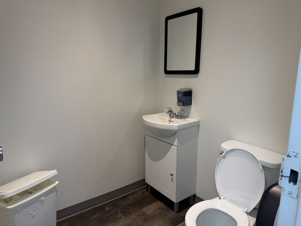 Espace industriel � louer de 1500 pi� avec bureau ferm� et quai de chargement Emplacement id�al