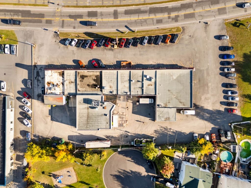 1,307 sq. ft. corner commercial space in Delson