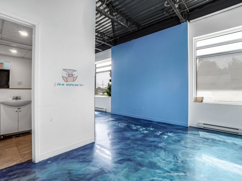 Commercial corner unit for Rent