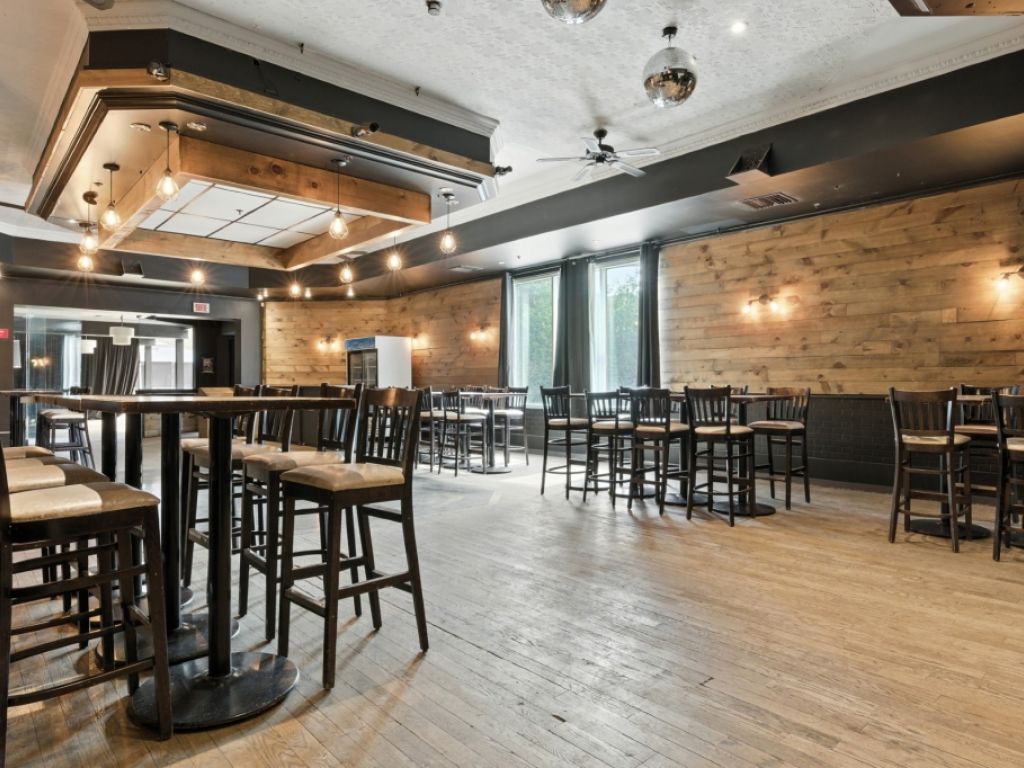 COMMERCIAL SPACE FOR RENT � LAVAL