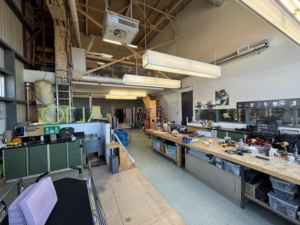 Technopôle Angus     Magnifique espace partagé de 2522 pi ca