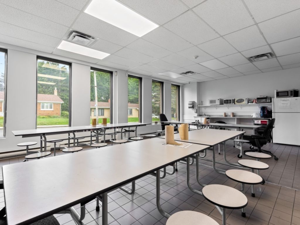 Espace industriel et commercial  louer  accessibilit et flexibilit au cur de la Montrgie