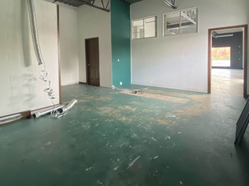 1,307 sq. ft. corner commercial space in Delson