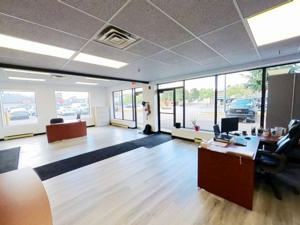 LOCAL COMMERCIAL AVEC PORTE AU SOL - BOUL. WILFRID-HAMEL
