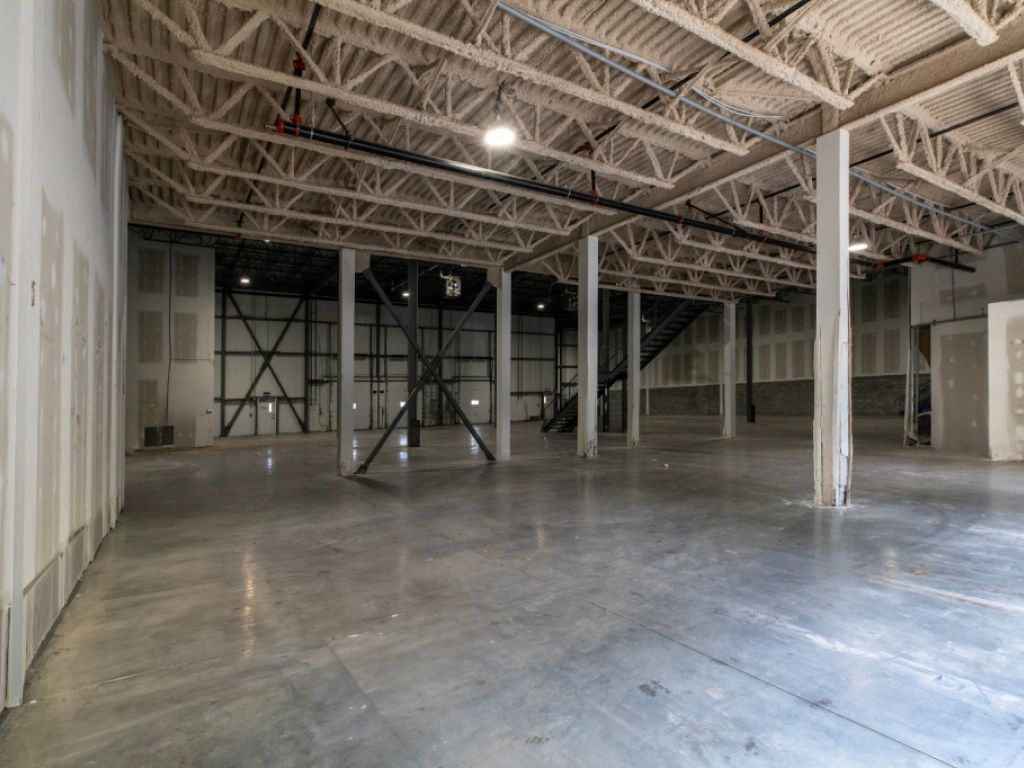 Industrial Space for Rent of 22 560 sq. ft. | | Laval