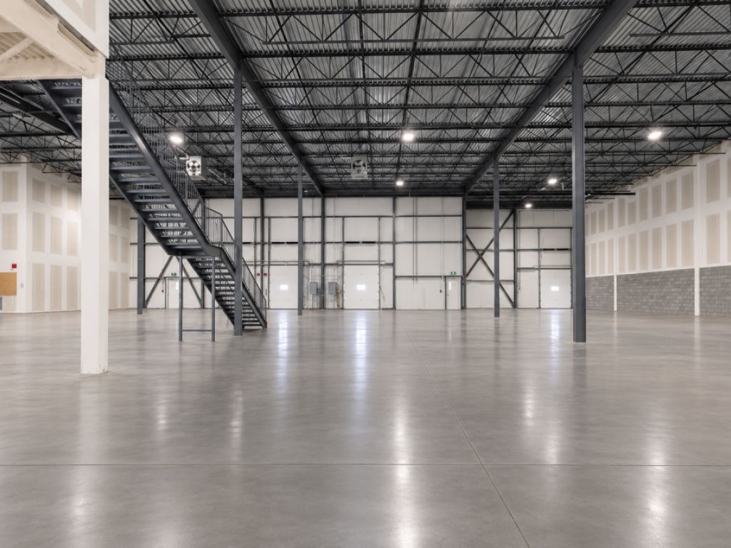 Local industriel � louer de 22 560 PI� | Laval