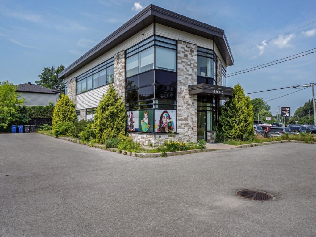 Commercial corner unit for Rent