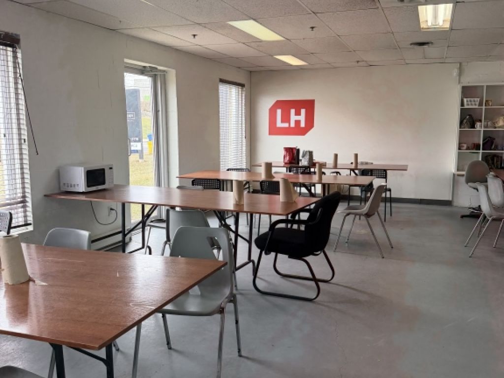 Espace industriel bien situ� avec 7 quais de chargement 