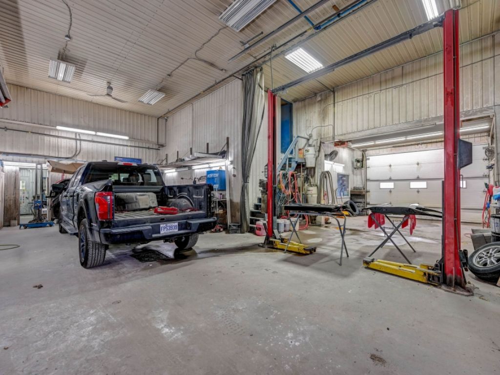 5-Door Garage for Sale in Berthierville, Lanaudiere