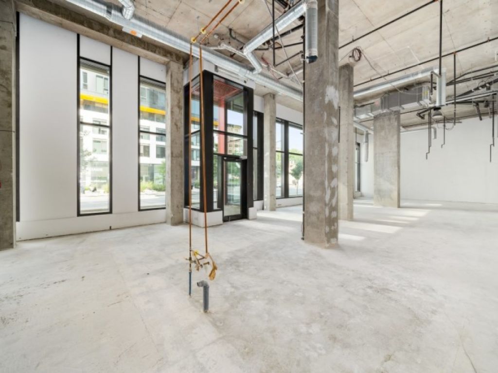 Corner retail space for rent in Quartier des spectacles