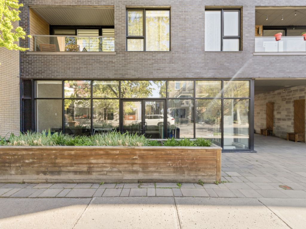 Condo commercial de coin  RDC  louer 