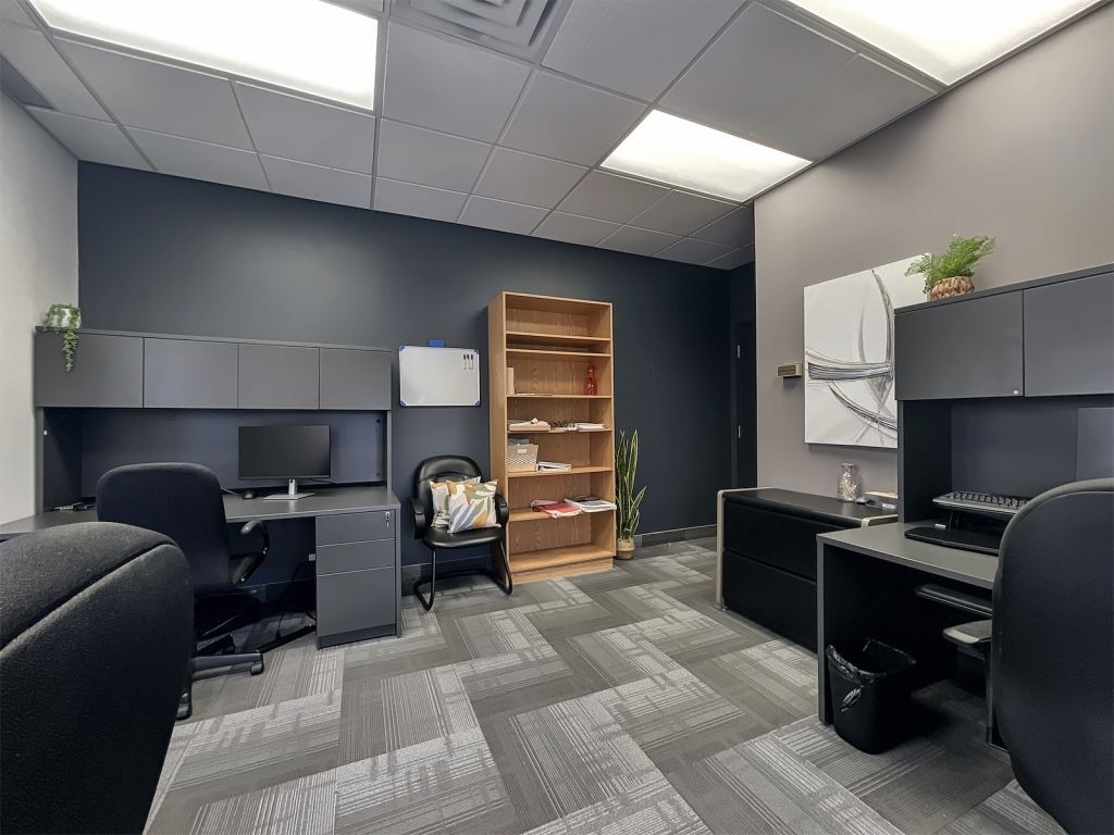 OFFICE SPACE FOR RENT - VERY BUSY 