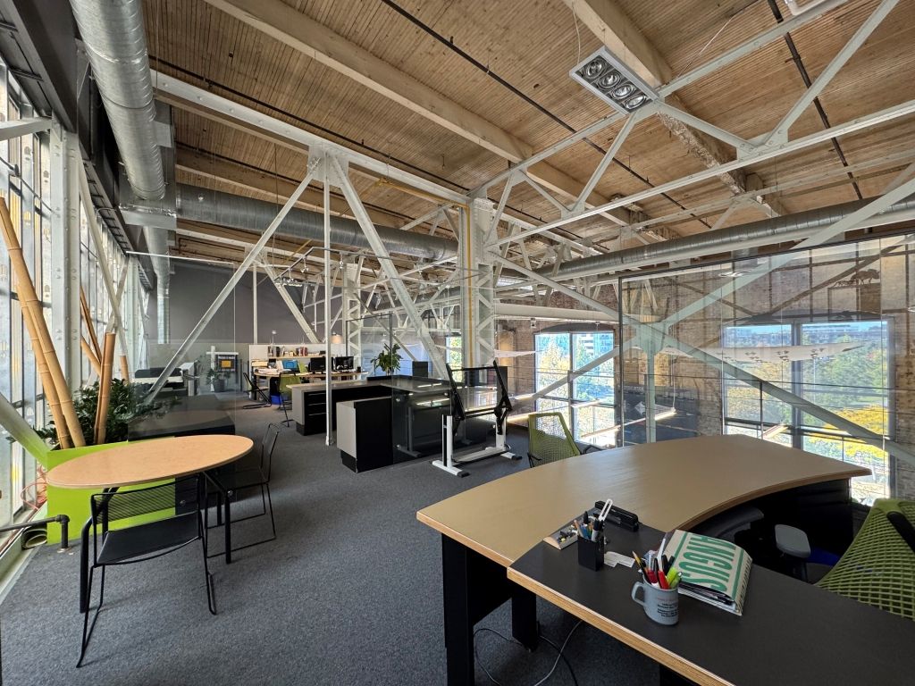 Technopôle Angus     Magnifique espace partagé de 2522 pi ca