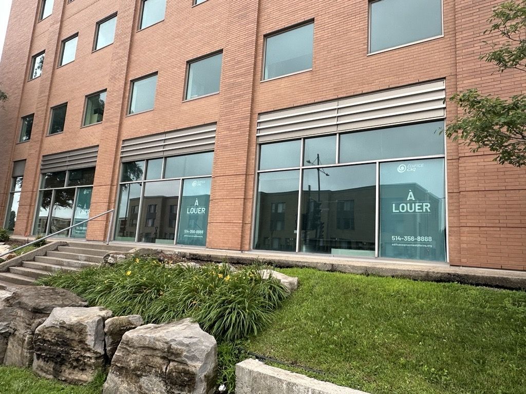 Espace commercial avec faade sur rue et stationnement