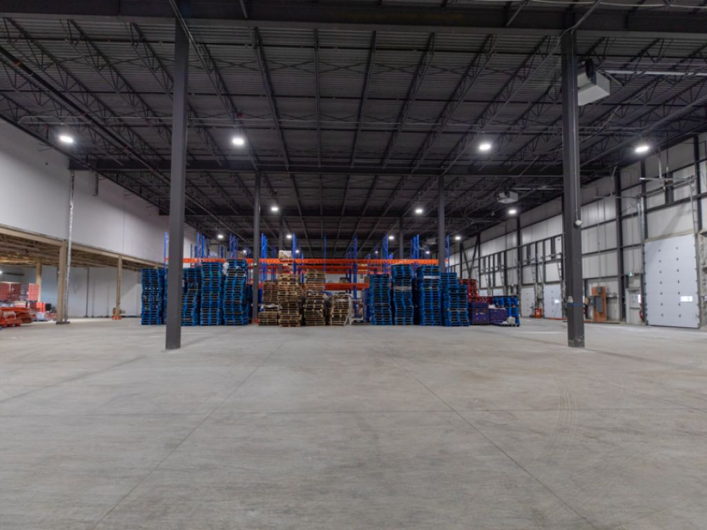 LOCAL INDUSTRIEL/ENTREPOT � LOUER, CANDIAC - 12 395 � 55 934 pi2