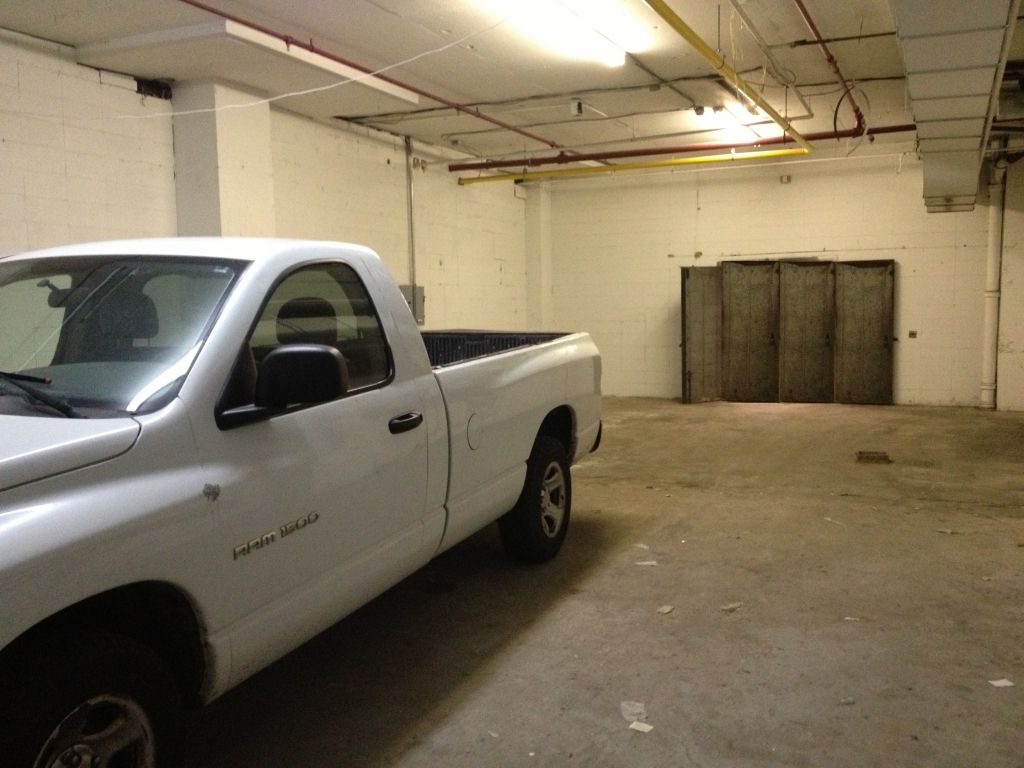 Small warehouse for rent with garage door of 900 feet 