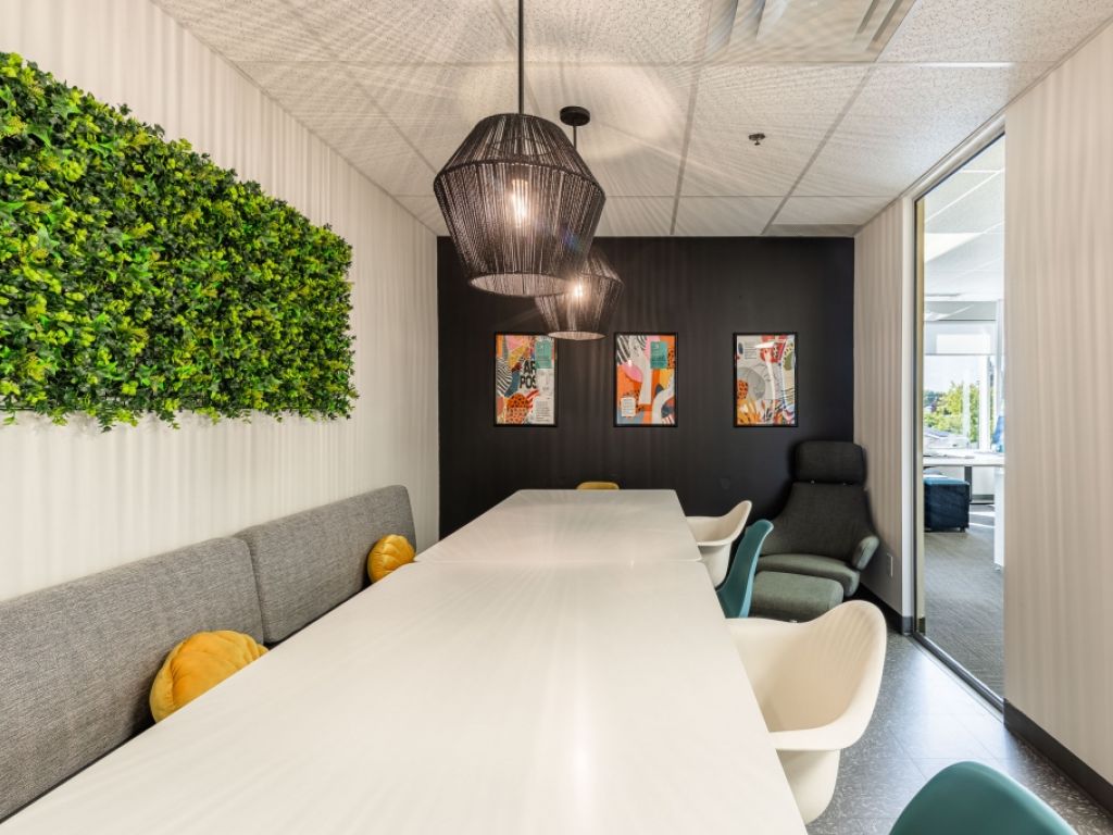 Professional and very bright office