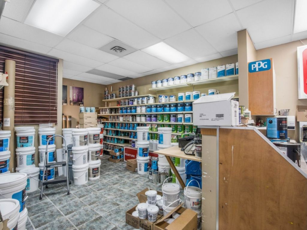 Btisse  vendre ou  louer + Bureaux au 2e tage Centre-ville St-Jrme