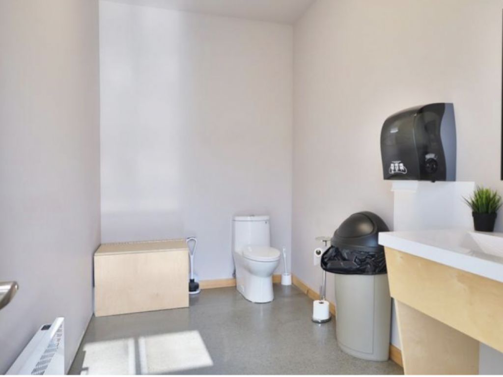 Superbe Local  18000' Industriel et/ou Commercial-Showroom-bureaux A louer