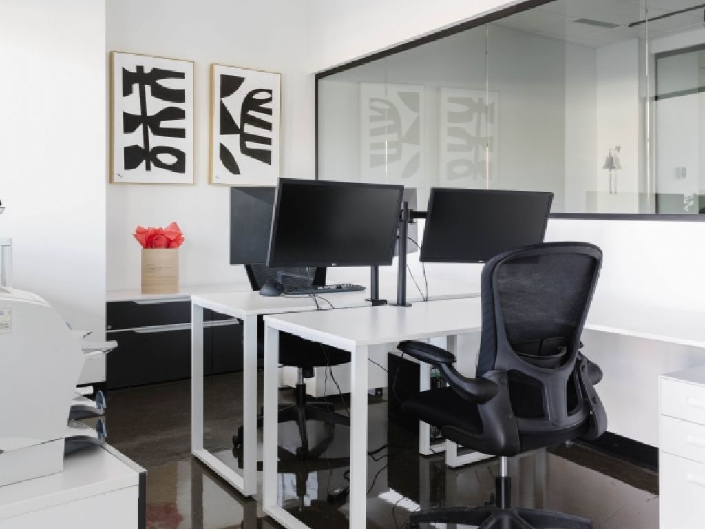 Local avec espace double de travail 