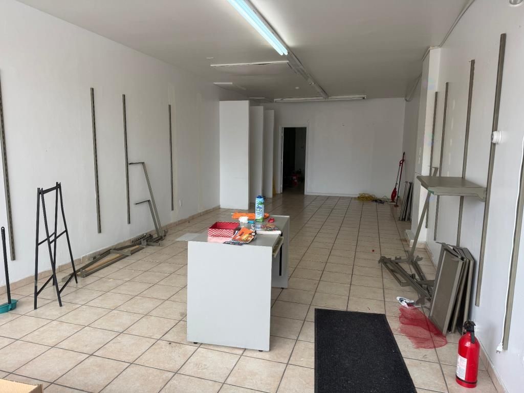775 sqft Ground space in shopping center of LaSalle