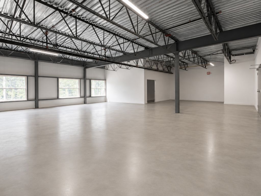Local industriel � louer de 22 560 PI� | Laval