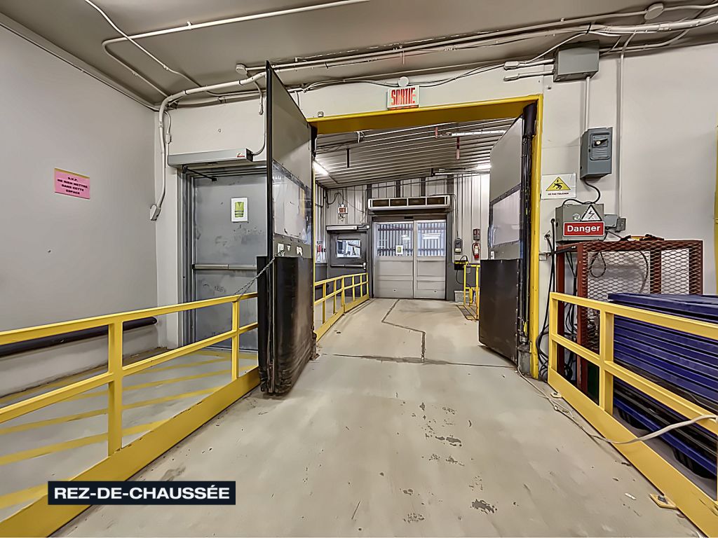 Local Industriel/Commercial  louer - Jonquire - 400  10 500 pi2 