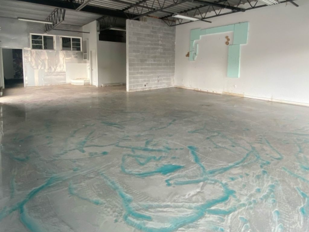 1,307 sq. ft. corner commercial space in Delson