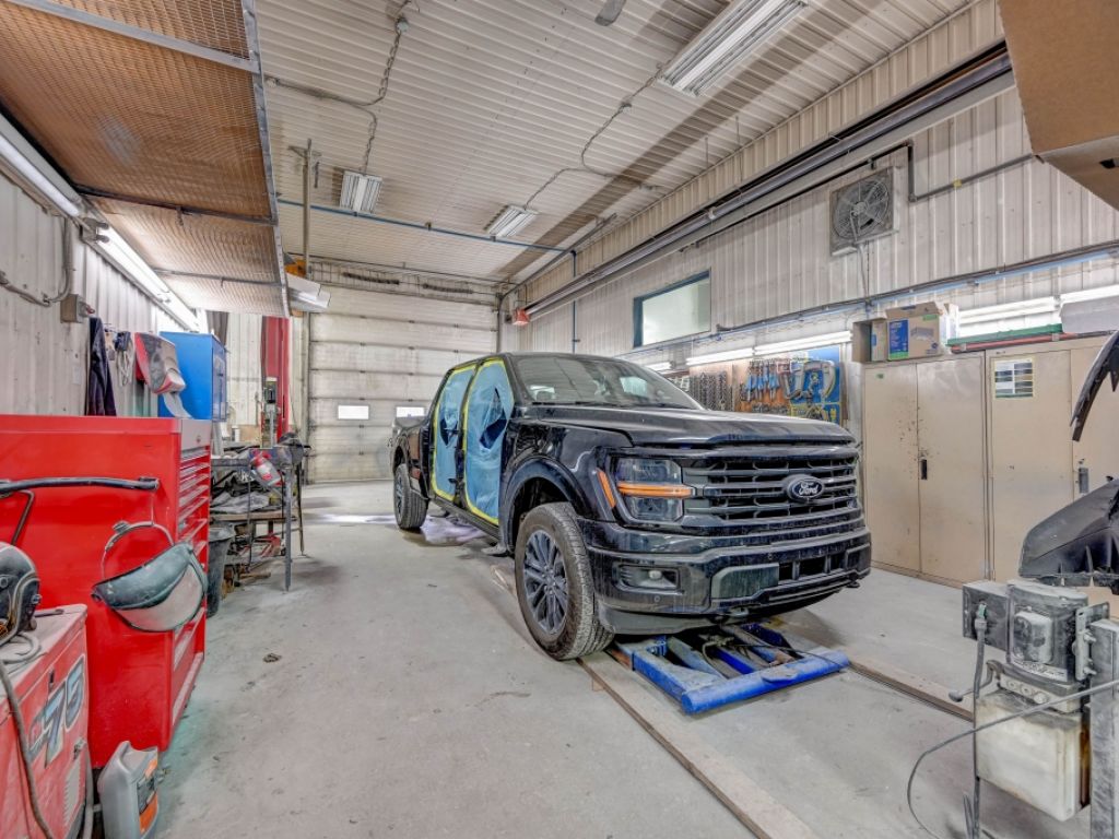 5-Door Garage for Sale in Berthierville, Lanaudiere