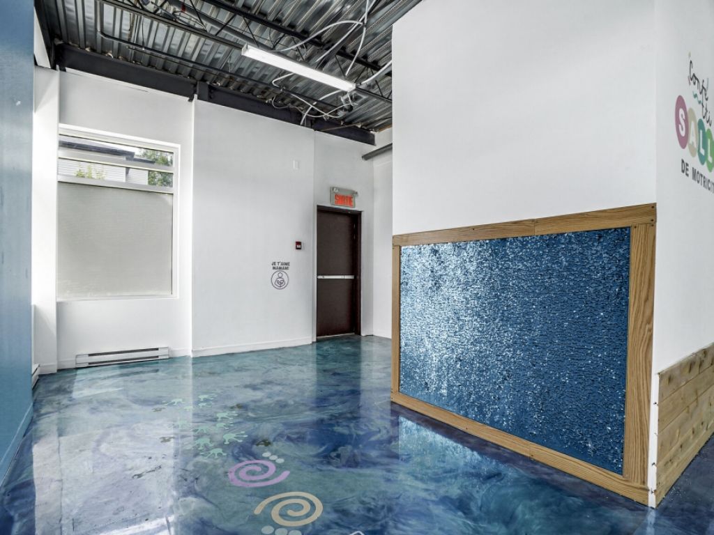Commercial corner unit for Rent