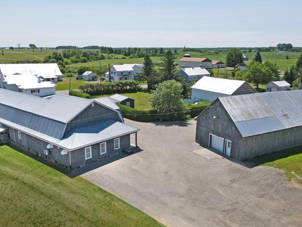 Semi-commercial property in an agricultural zone