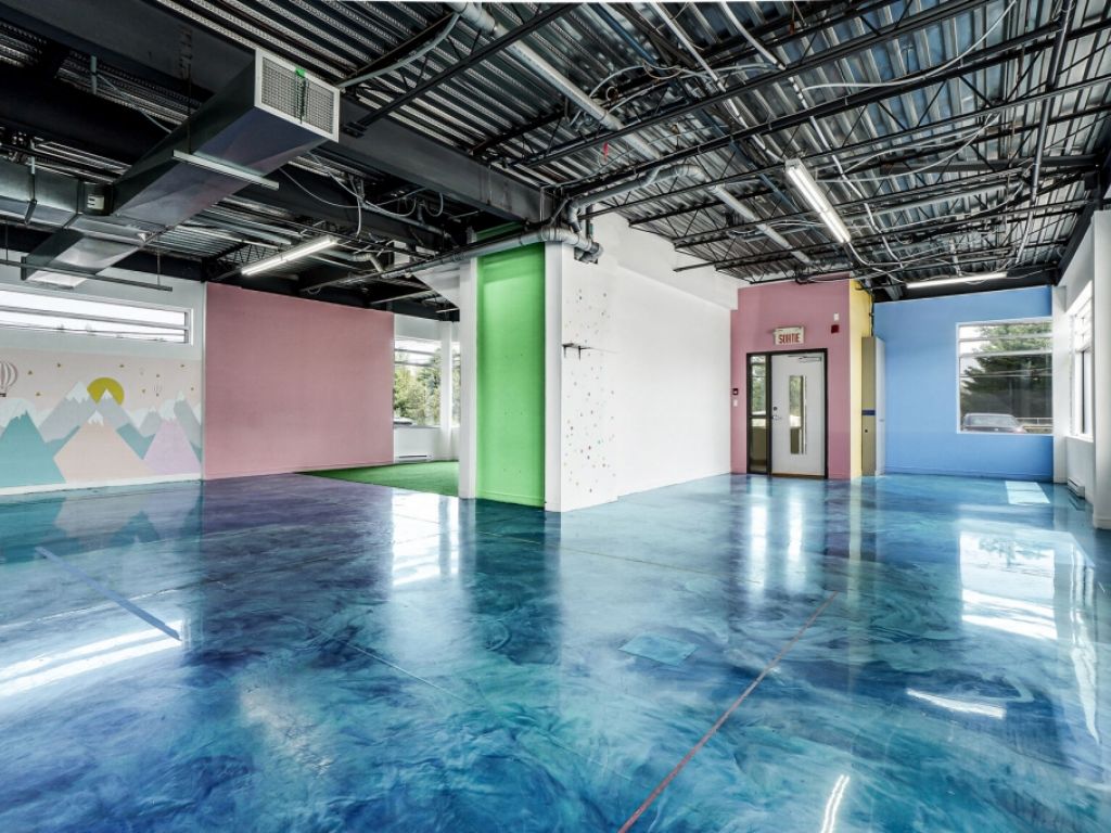 Commercial corner unit for Rent
