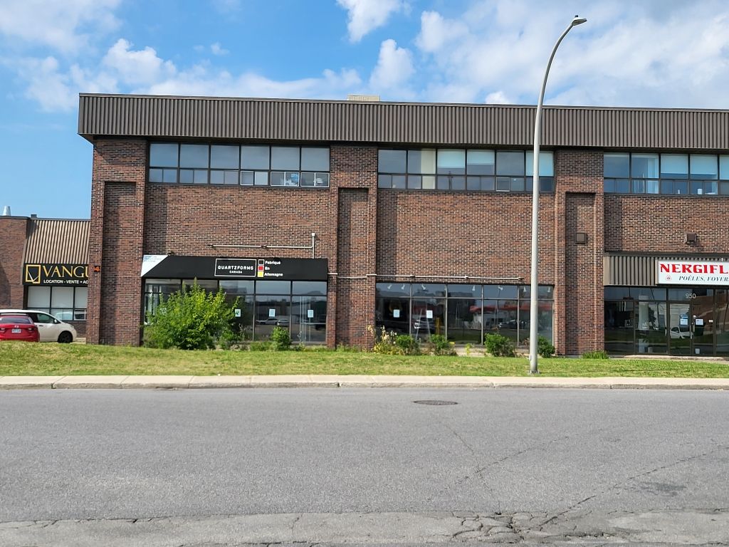 Btiment d'entrept avec 2 quais de chargement et une grande salle d'exposition
