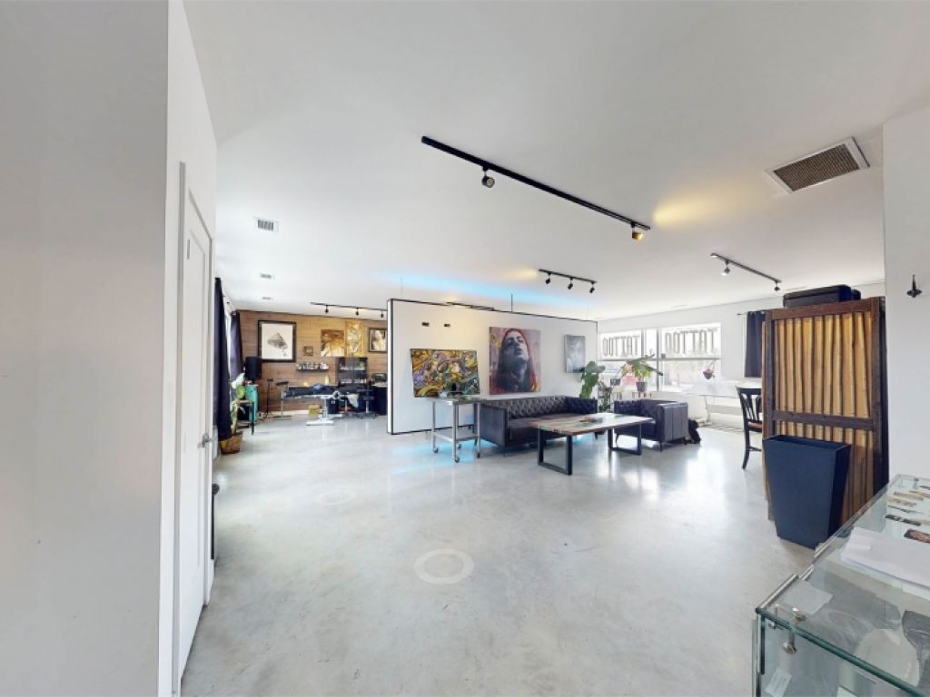 1,500 sq. ft. space on the 2nd floor in La Prairie