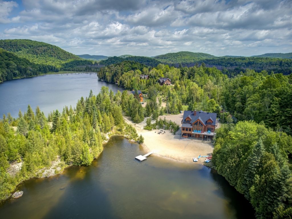 Rental chalet domain for sale in the Laurentians