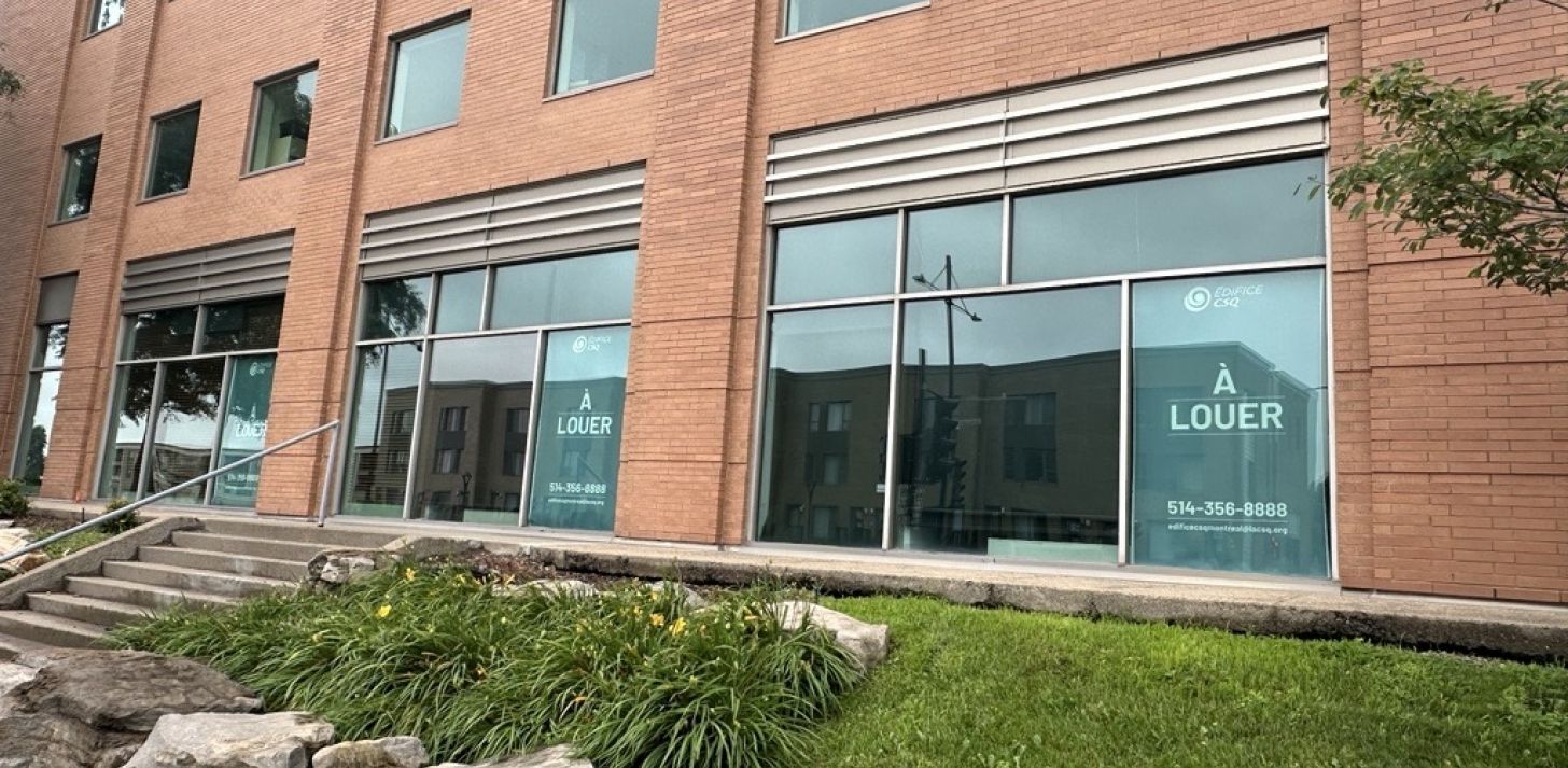 Espace commercial avec façade sur rue et stationnement - Espace à louer