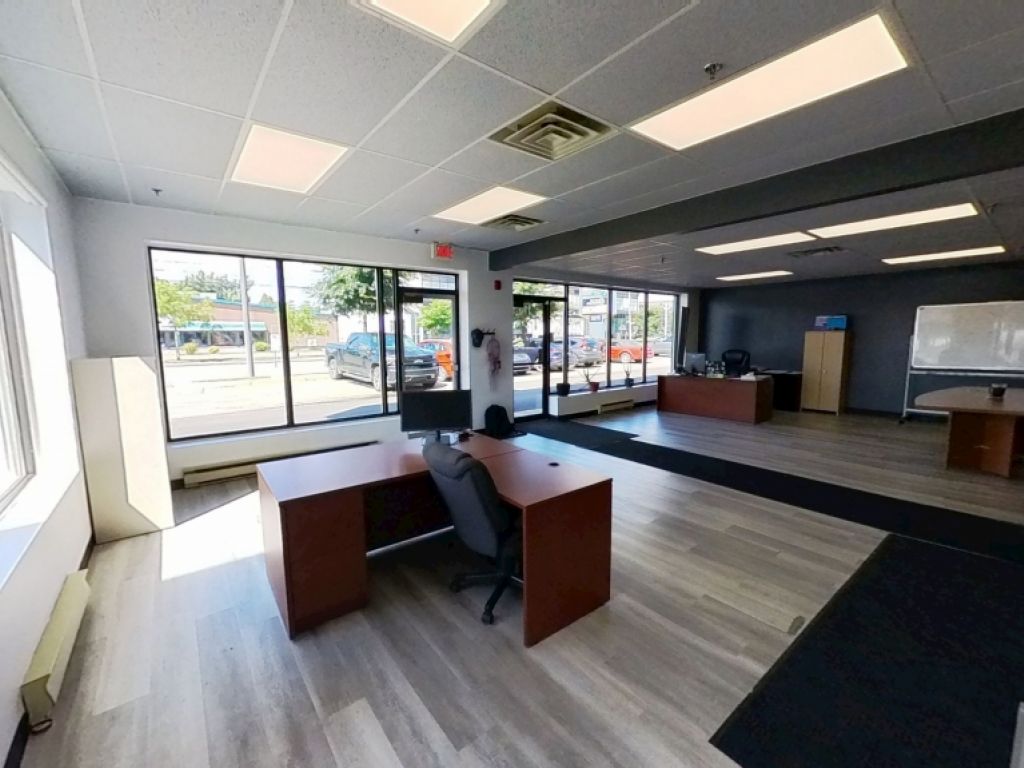LOCAL COMMERCIAL AVEC PORTE AU SOL - BOUL. WILFRID-HAMEL