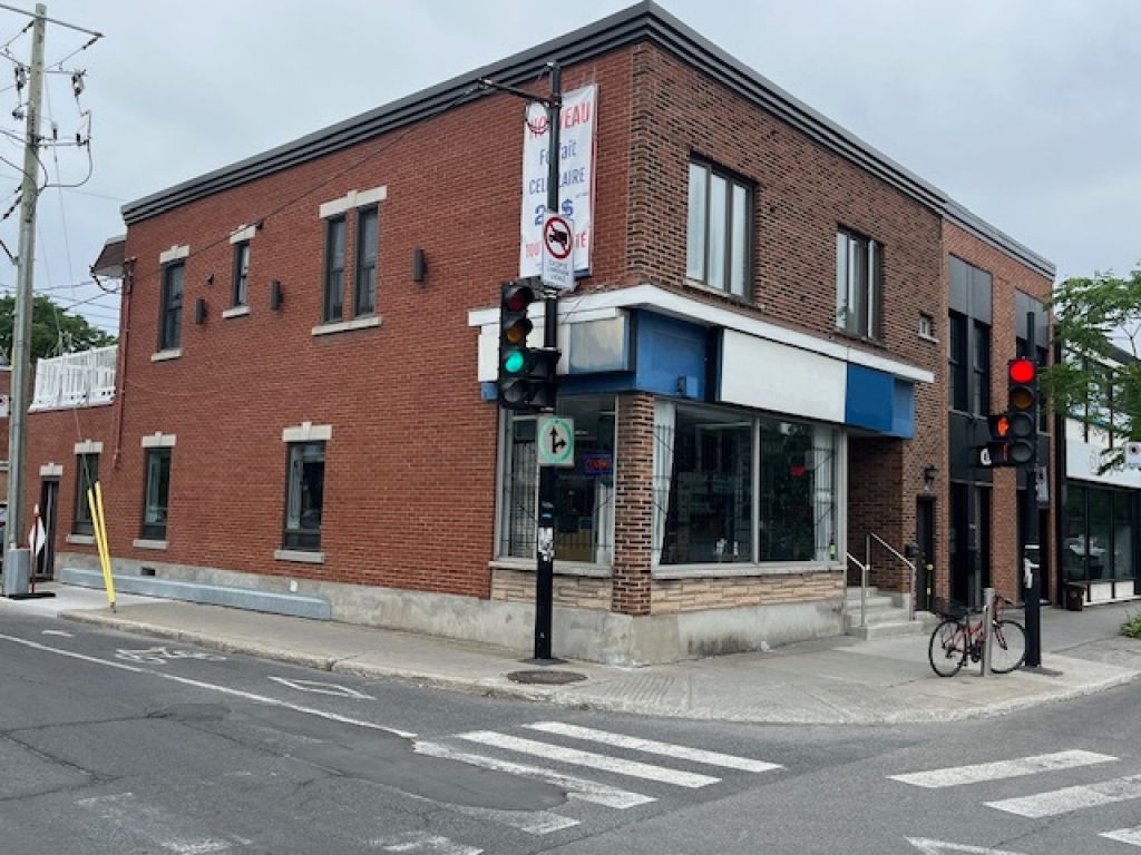 Commercial space on Lajeunesse street ideal for shops and businesses seeking  presence and visibility.