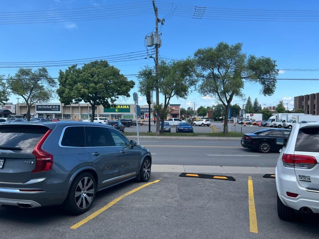 3400pc Emplacement de choix sur Jean-Talon Est  St-Leonard