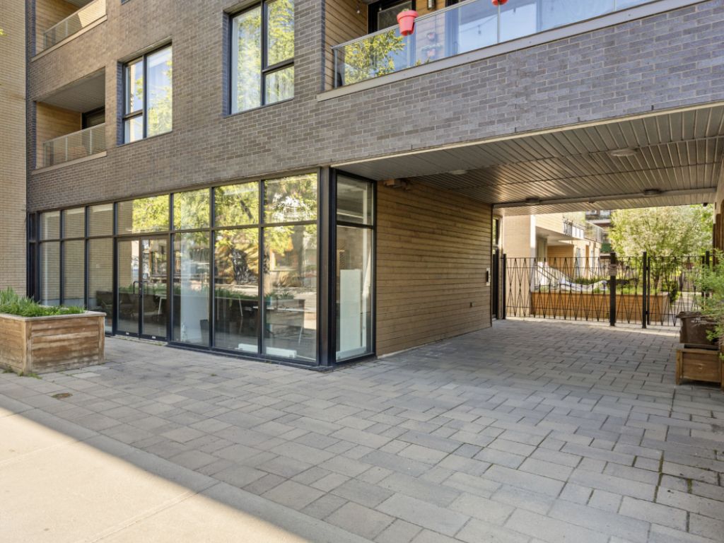 Condo commercial de coin  RDC  louer 