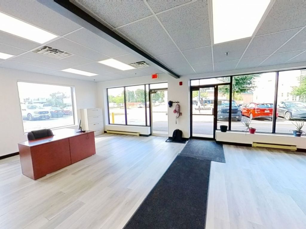 LOCAL COMMERCIAL AVEC PORTE AU SOL - BOUL. WILFRID-HAMEL