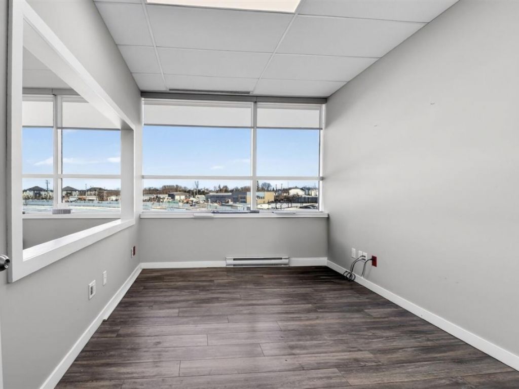 Office space 1,548 sq.ft. � Boisbriand (C�te Nord)