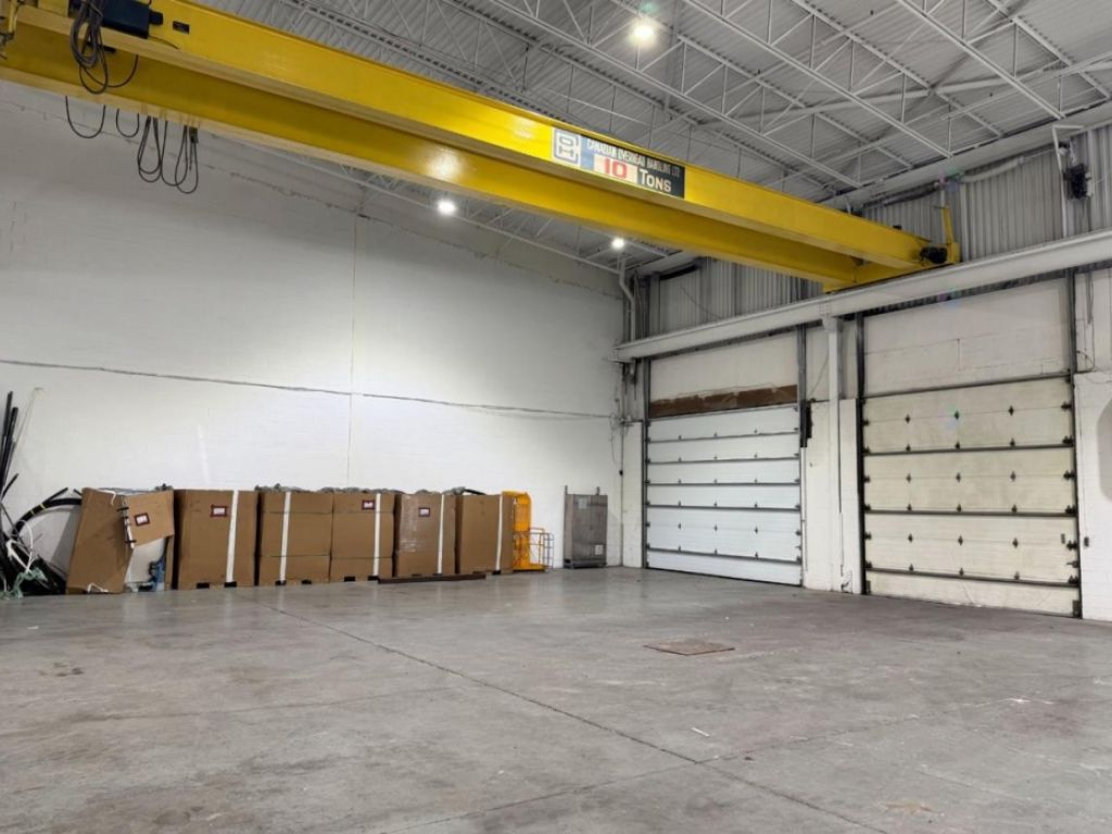 Warehouse for rent of 15,809 square feet with garage doors and crane